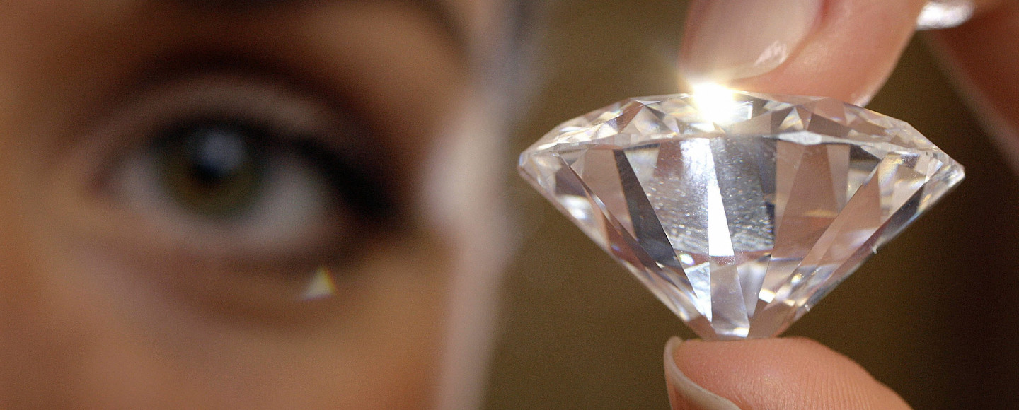 What is an Eye Clean Diamond? (7 Questions Answered)